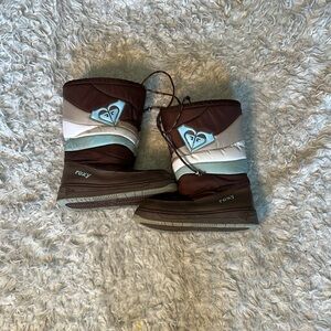 Woman’s size 8 Roxy snow boots